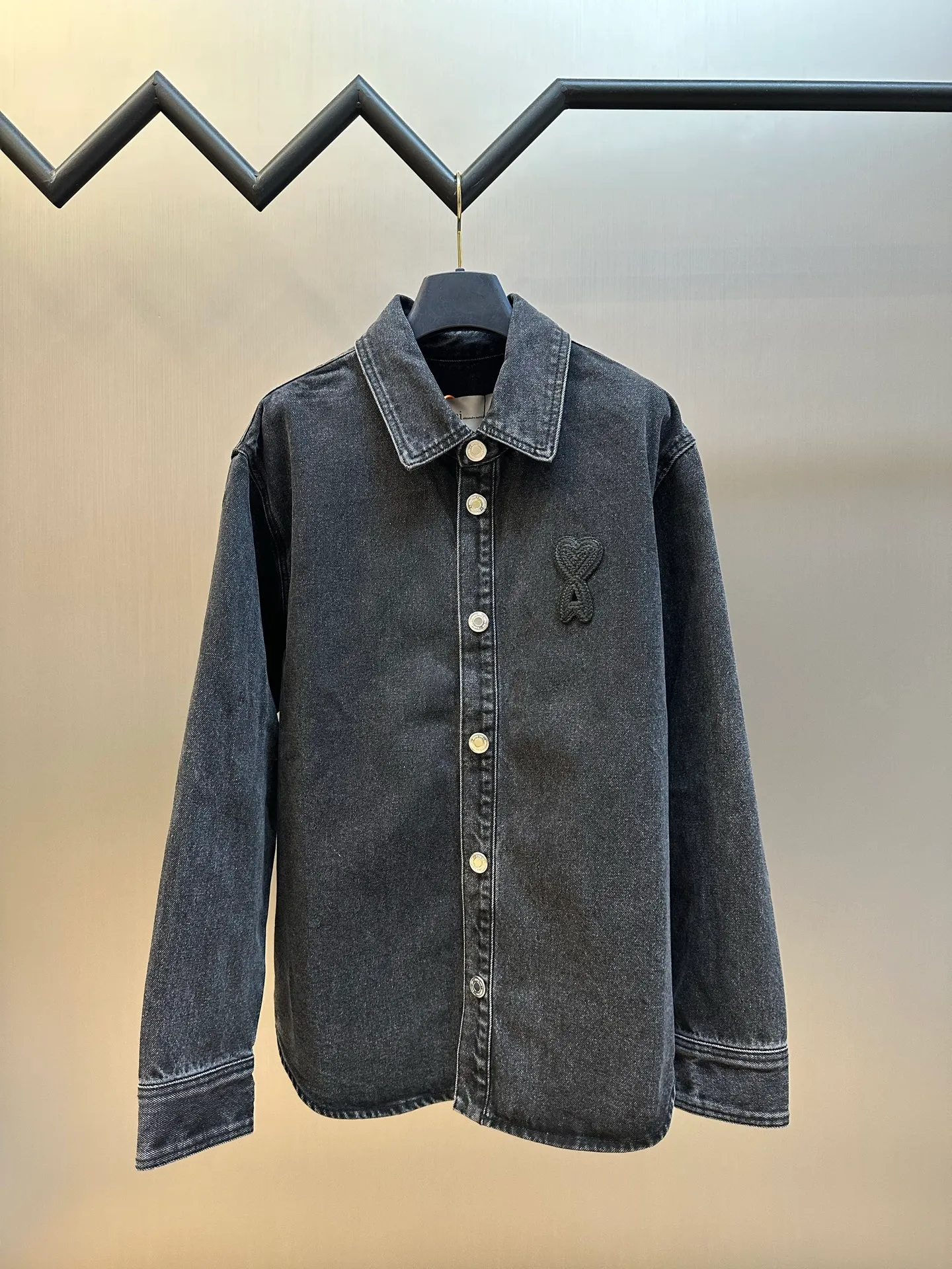 Ami's woven love denim jacket is made of custom-made gelatin soft-gloss combed cotton. The love logo is woven on the chest and is integrated into the body texture with fine stitching. It has its own Maison logo and a minimalist shirt silhouette with a stretch. Using imported machine embroidery seal technology, advanced computer control system and precision mechanical components, Ami weaves the love logo operation. Stone grinding, light fermentation + pulling, bleaching and softening. The mutual friction between the pumice stone and the clothes will cause wear and fading effects on the surface of the denim. Through the combination of pulling and bleaching, the clothes will produce a certain texture and stretching effect while bleaching. Stir-fried snowball Stir-fried salt Specially prepare the corresponding solution, add a certain amount of dye, soak the denim material in it to absorb the solvent, then scrub it and dry it to further fade and oxidize size: s m l xl
